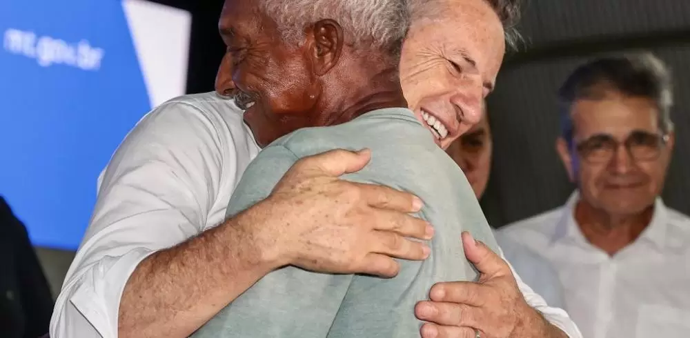 "Estamos ajudando a realizar o sonho de quem trabalhou e investiu para ter o seu lar", afirma governador "Estamos ajudando a realizar o sonho de quem trabalhou e investiu para ter o seu lar", afirma governador