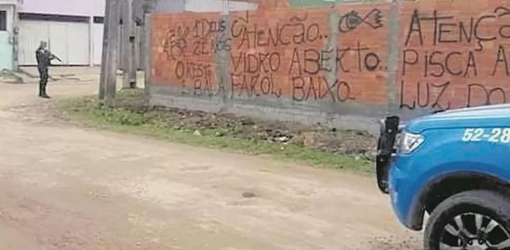 5 PMs são presos por tentarem "vender" traficante a criminosos rivais no RJ 5 PMs são presos por tentarem "vender" traficante a criminosos rivais no RJ