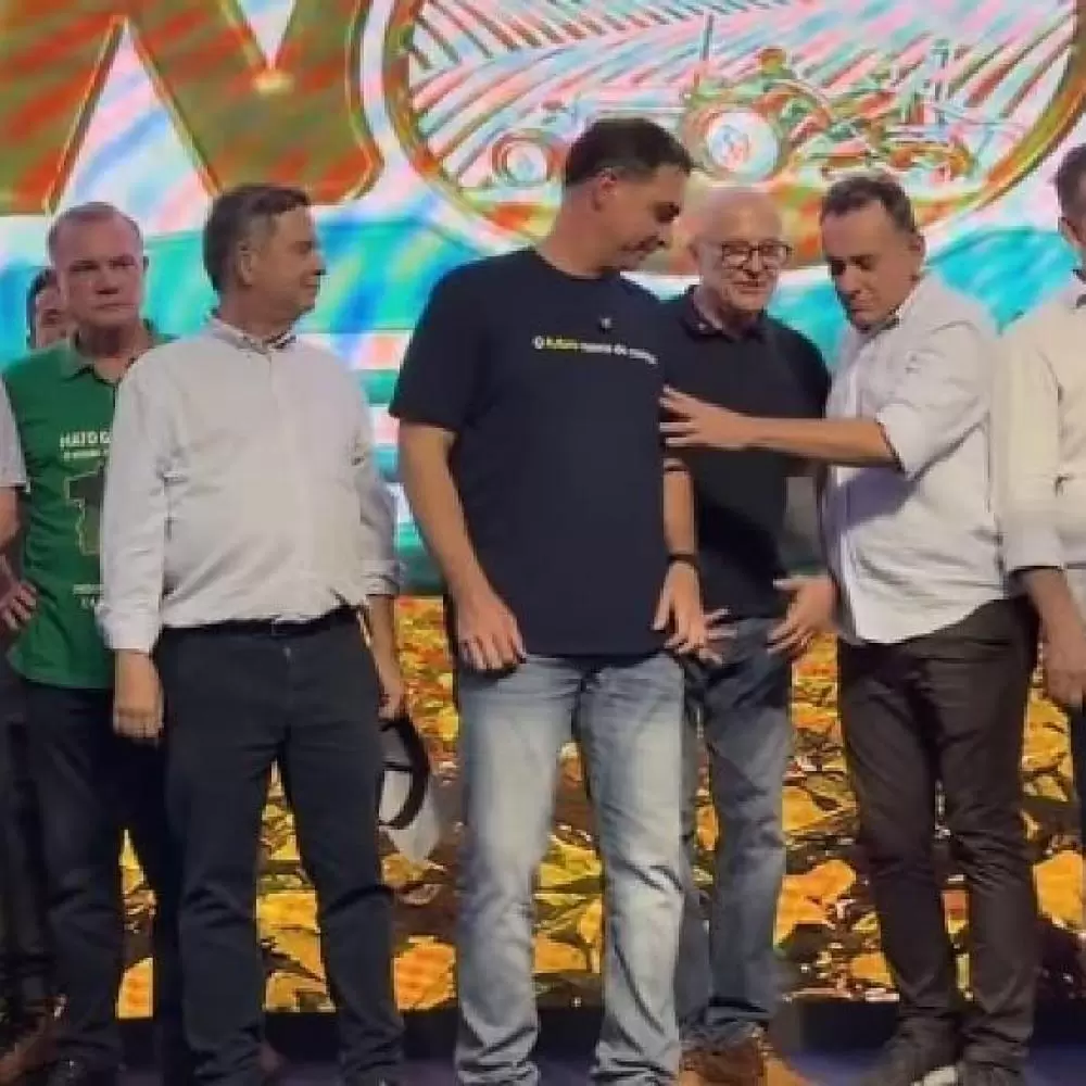  Após repasse milionário, Pivetta é ignorado em evento com Flávio Bolsonaro