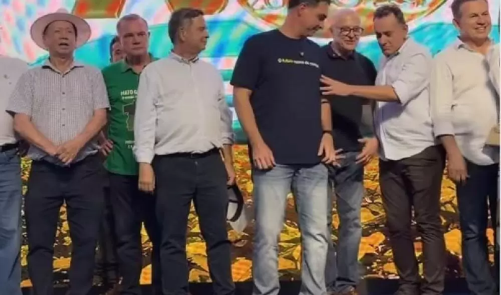  Após repasse milionário, Pivetta é ignorado em evento com Flávio Bolsonaro