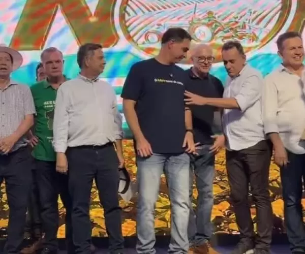  Após repasse milionário, Pivetta é ignorado em evento com Flávio Bolsonaro