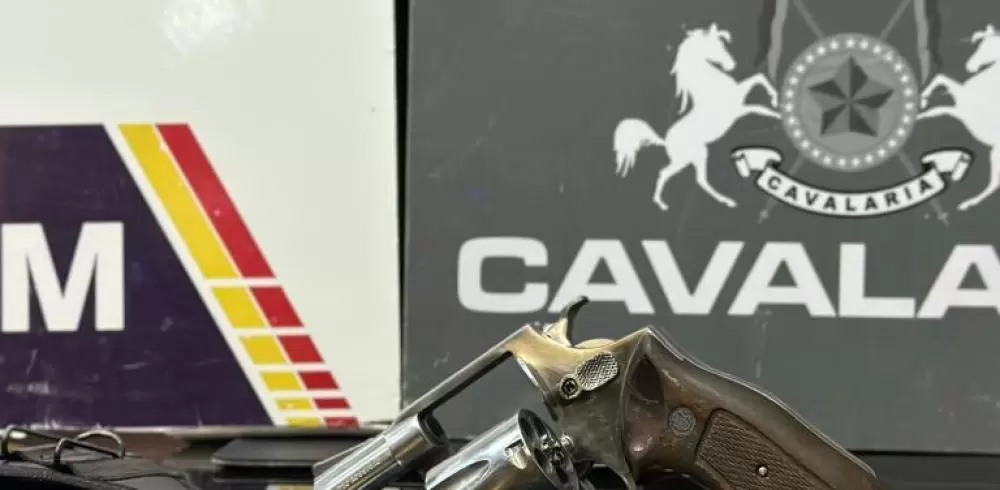 Cavalaria da PM prende cinco pessoas e apreende revólver e munições em Nova Mutum Cavalaria da PM prende cinco pessoas e apreende revólver e munições em Nova Mutum
