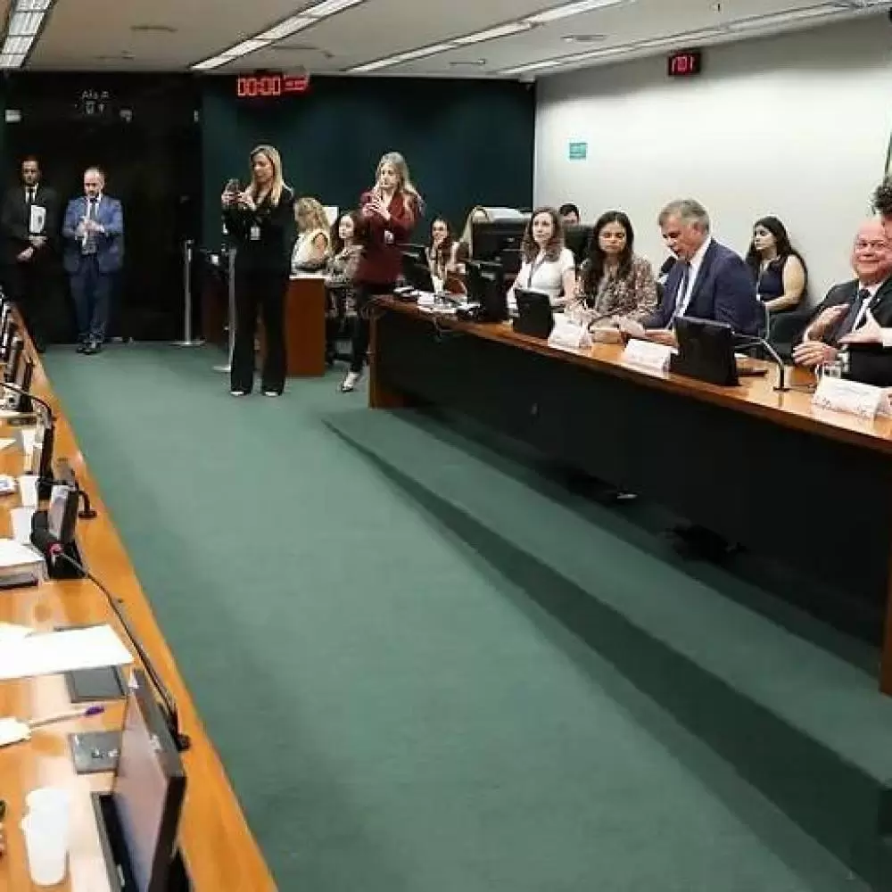  CCJ aprova avanço de PEC que prevê fim da jornada 6x1