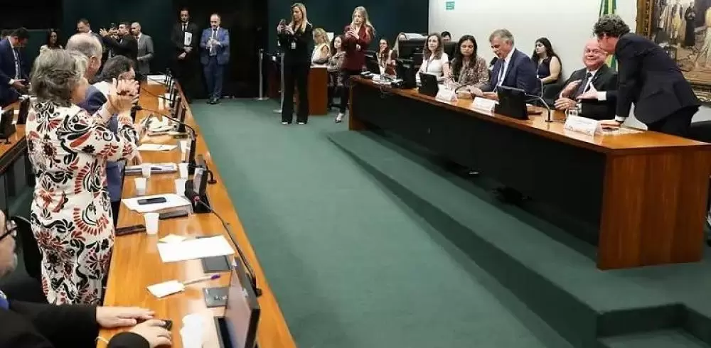  CCJ aprova avanço de PEC que prevê fim da jornada 6x1