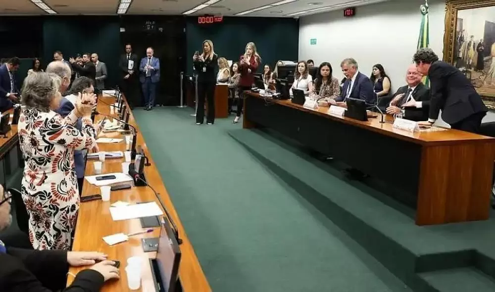  CCJ aprova avanço de PEC que prevê fim da jornada 6x1