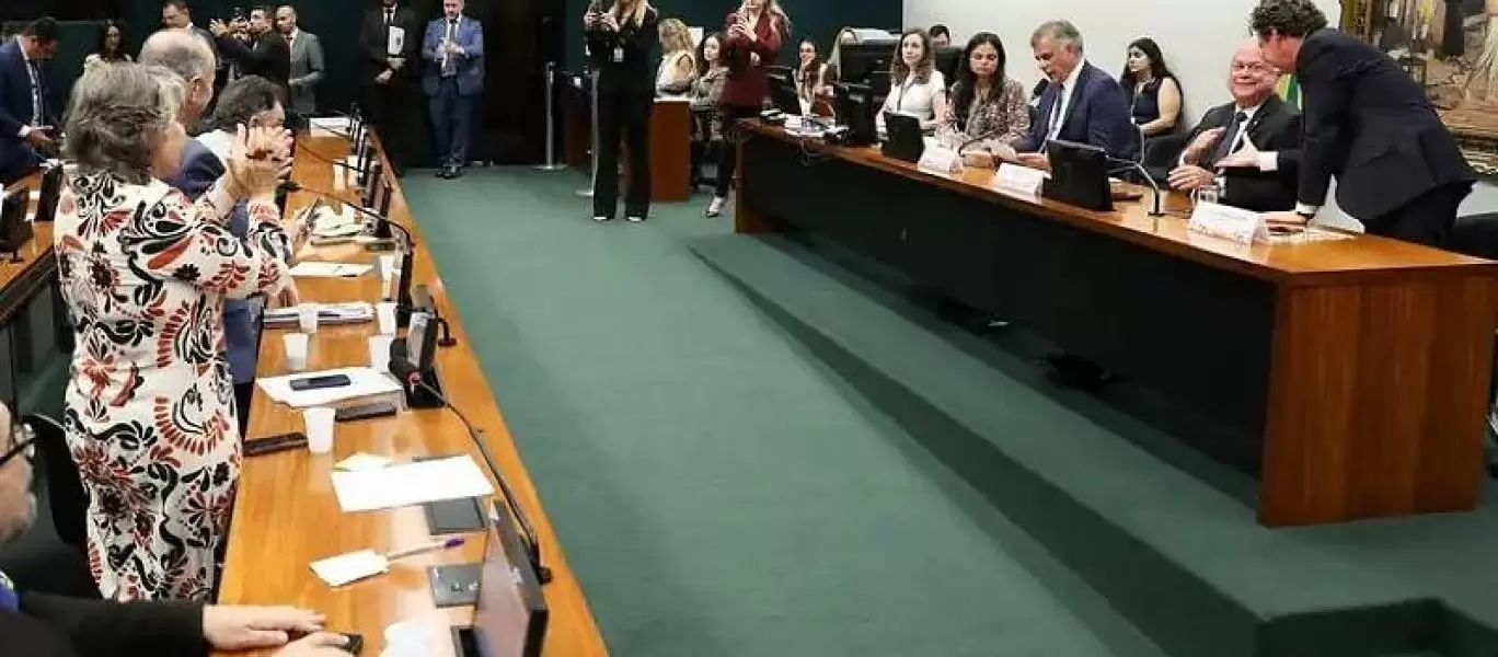  CCJ aprova avanço de PEC que prevê fim da jornada 6x1