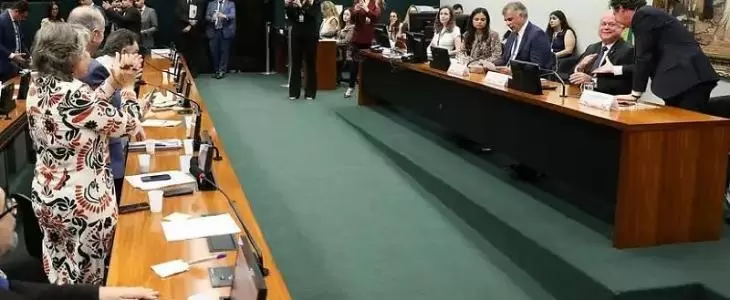 CCJ aprova avanço de PEC que prevê fim da jornada 6x1 CCJ aprova avanço de PEC que prevê fim da jornada 6x1