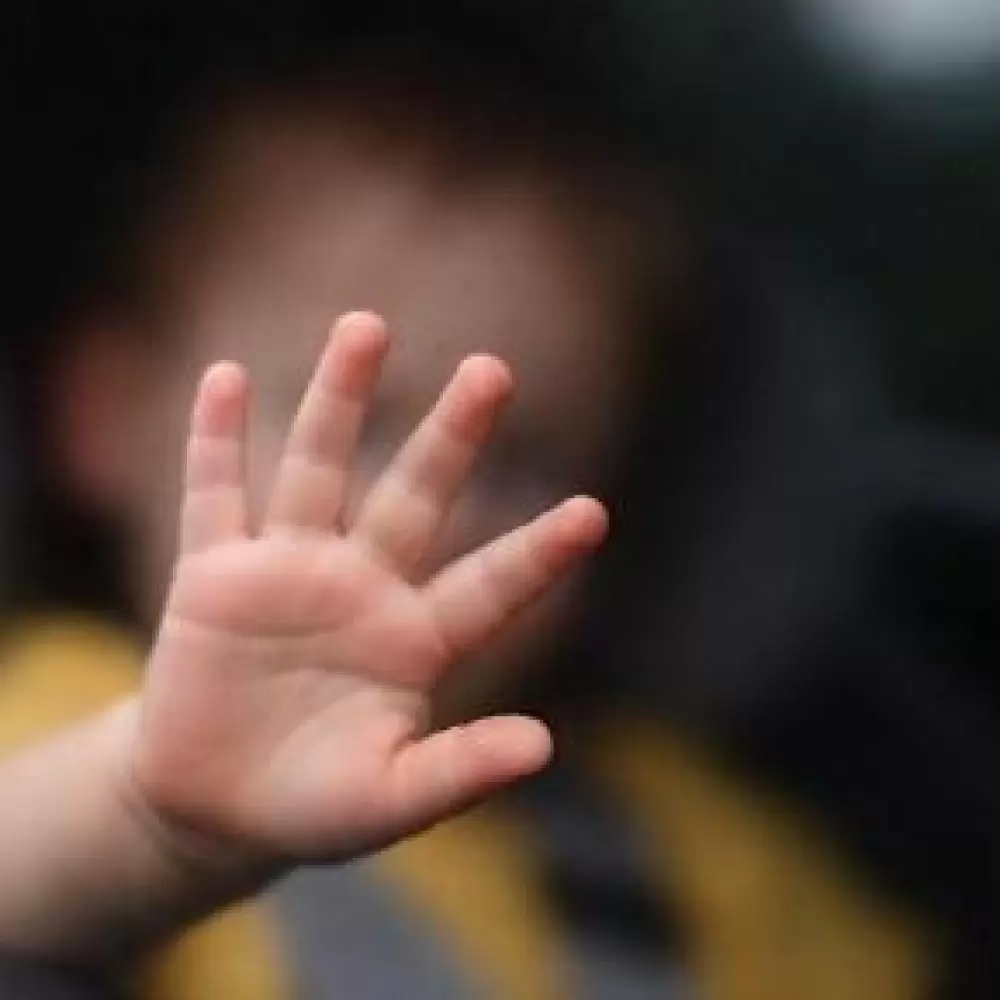 Criança é encontrada morta em carro após ser esquecida pelo pai Criança é encontrada morta em carro após ser esquecida pelo pai