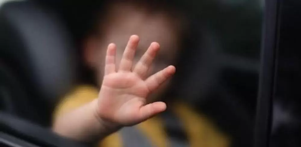  Criança é encontrada morta em carro após ser esquecida pelo pai