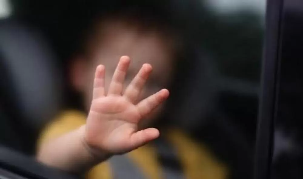  Criança é encontrada morta em carro após ser esquecida pelo pai