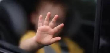  Criança é encontrada morta em carro após ser esquecida pelo pai