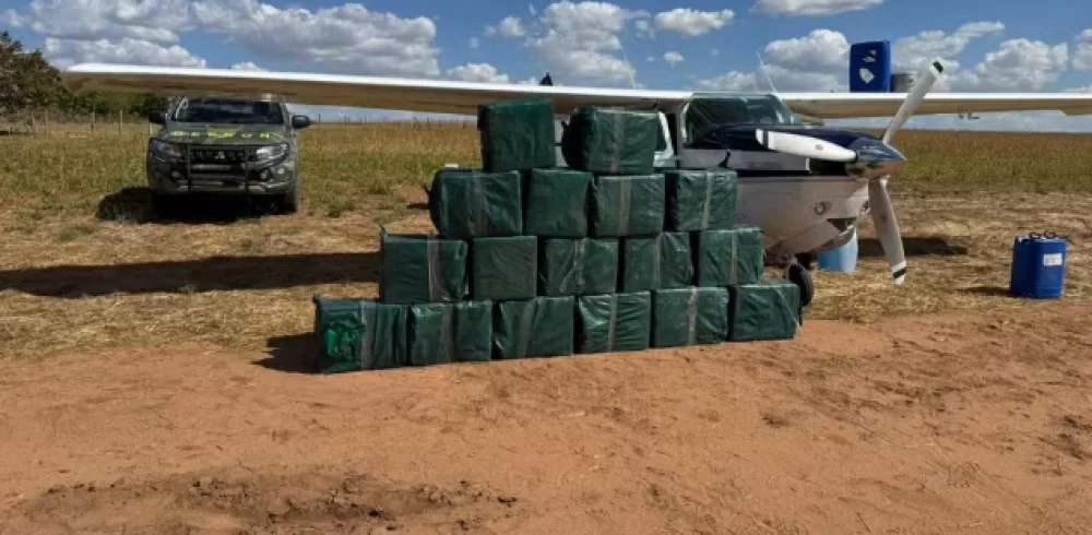  Força Aérea Brasileira intercepta aeronave e apreende mais de 1 tonelada de cocaína em Alto Garças (MT).