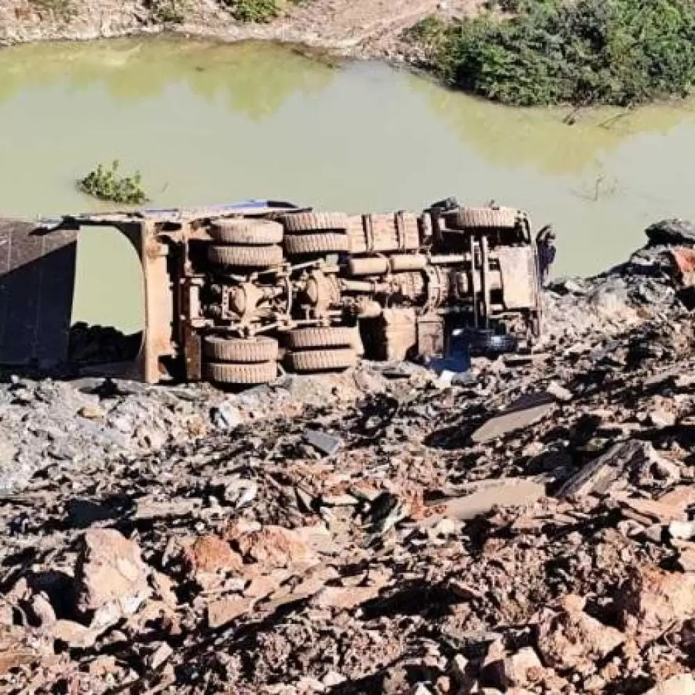  Garimpeiro morre soterrado após tombamento de caminhão