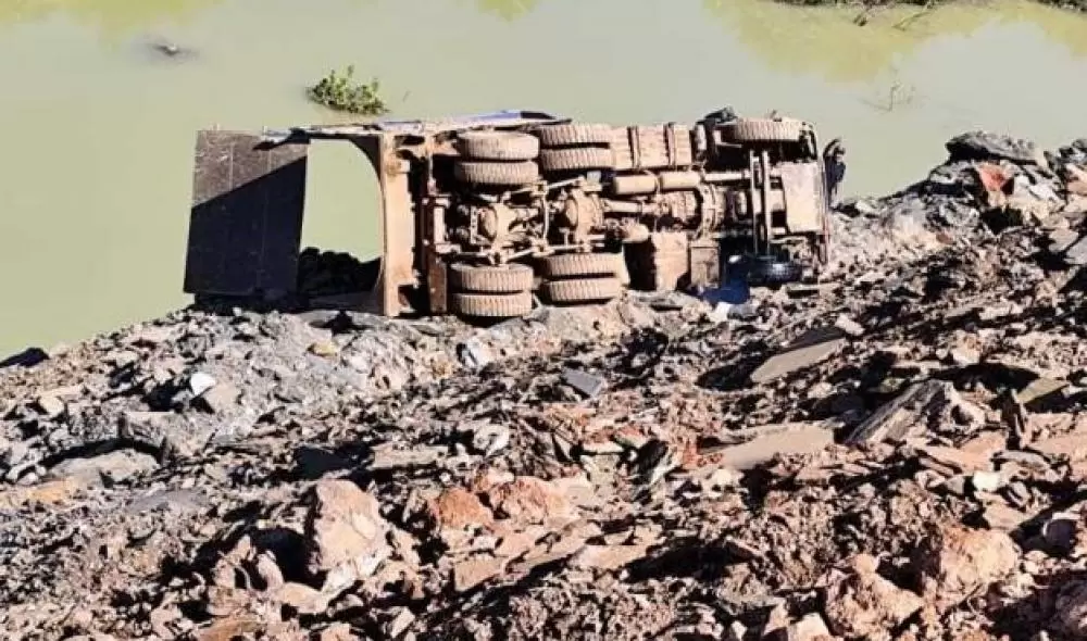  Garimpeiro morre soterrado após tombamento de caminhão