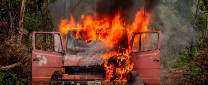 Indígenas destroem equipamentos de madeireiros após flagrarem exploração em área demarcada em Mato Grosso. Indígenas destroem equipamentos de madeireiros após flagrarem exploração em área demarcada em Mato Grosso.
