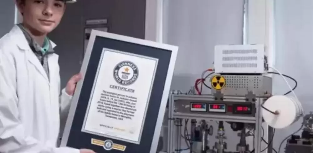 Menino de 12 anos recebe visita do FBI por construir reator de fusão nuclear no próprio quarto Menino de 12 anos recebe visita do FBI por construir reator de fusão nuclear no próprio quarto