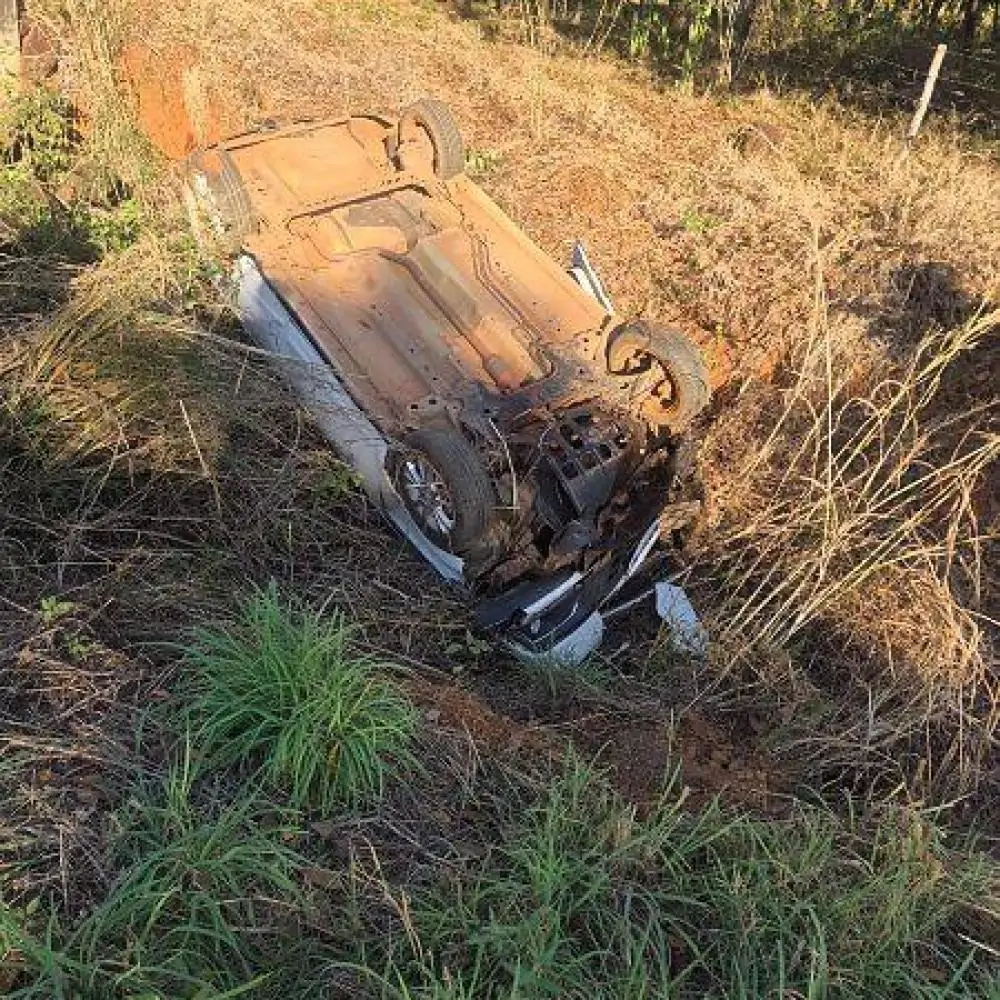  Mulher fica ferida após carro capotar na zona rural