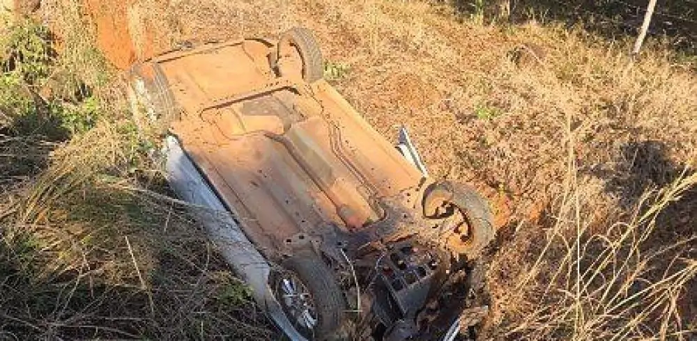  Mulher fica ferida após carro capotar na zona rural