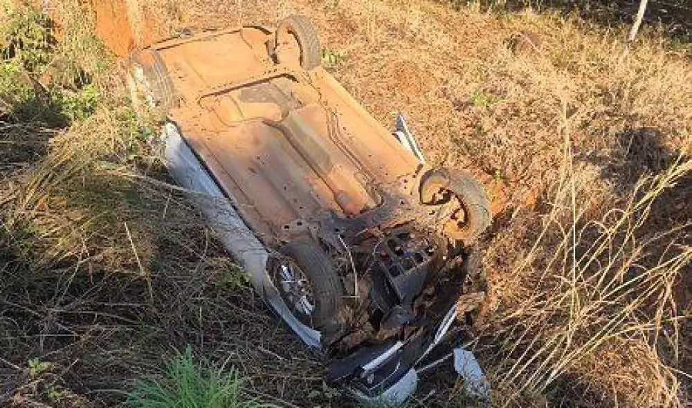  Mulher fica ferida após carro capotar na zona rural