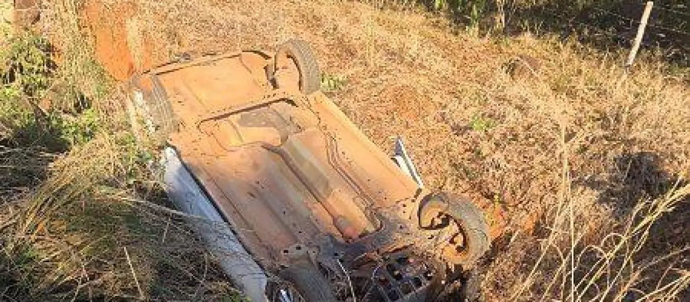  Mulher fica ferida após carro capotar na zona rural