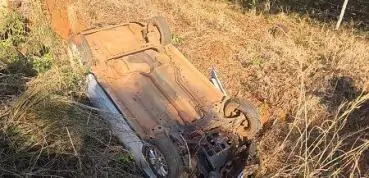  Mulher fica ferida após carro capotar na zona rural