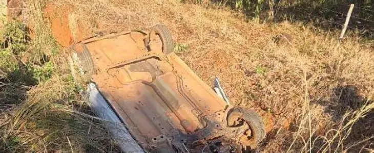  Mulher fica ferida após carro capotar na zona rural