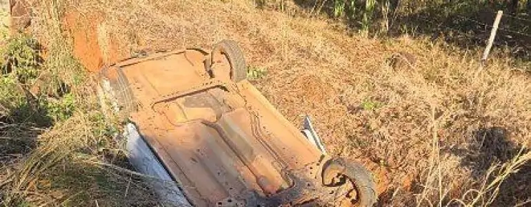  Mulher fica ferida após carro capotar na zona rural