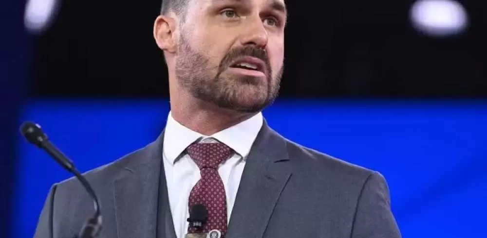 Nos EUA, Eduardo Bolsonaro diz ser perseguido e pede para exercer mandato de forma remota Nos EUA, Eduardo Bolsonaro diz ser perseguido e pede para exercer mandato de forma remota