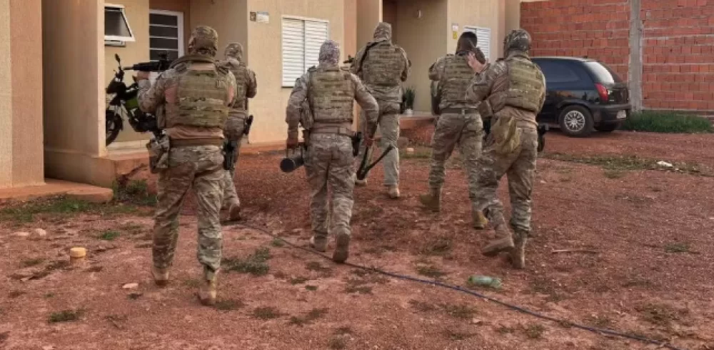  Onze suspeitos de aplicar golpes e desviar milhões de reais de jogadores da Série A são presos em Mato Grosso após fraude contra uma cooperativa em Mato Grosso do Sul.