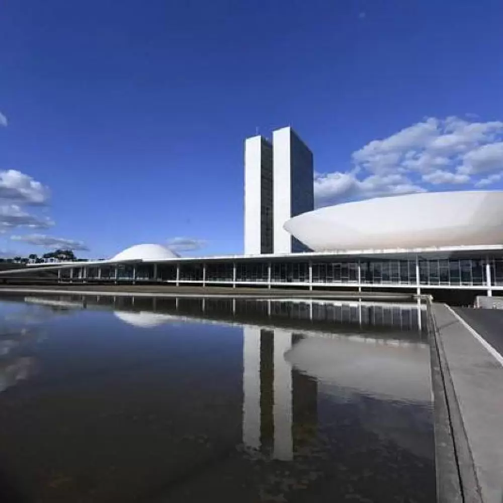  PEC que acaba com escala 6x1 segue travada no Senado