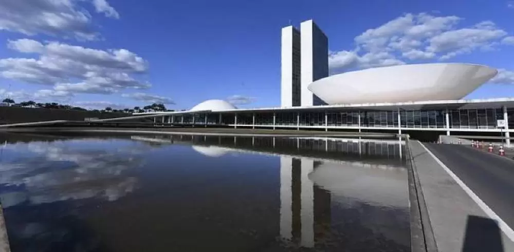  PEC que acaba com escala 6x1 segue travada no Senado