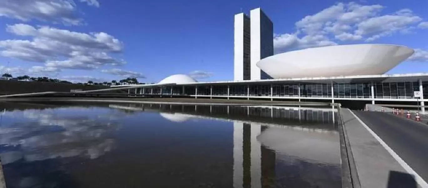  PEC que acaba com escala 6x1 segue travada no Senado
