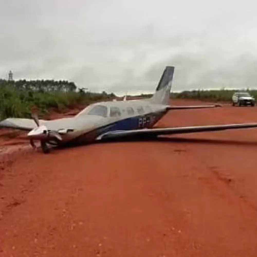  Pouso forçado deixa avião destruído após falha no motor no interior de MT