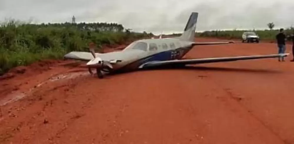  Pouso forçado deixa avião destruído após falha no motor no interior de MT