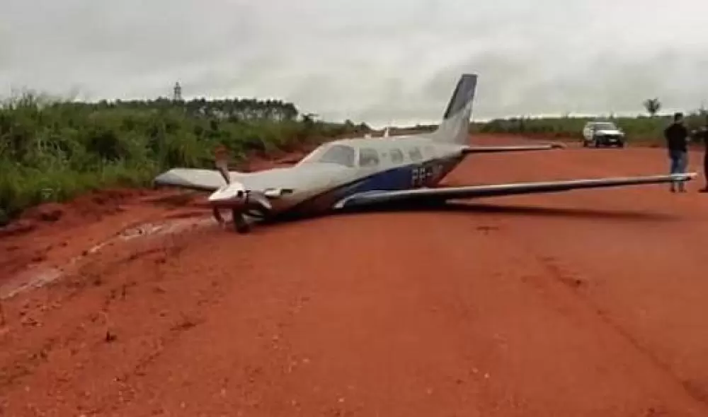  Pouso forçado deixa avião destruído após falha no motor no interior de MT