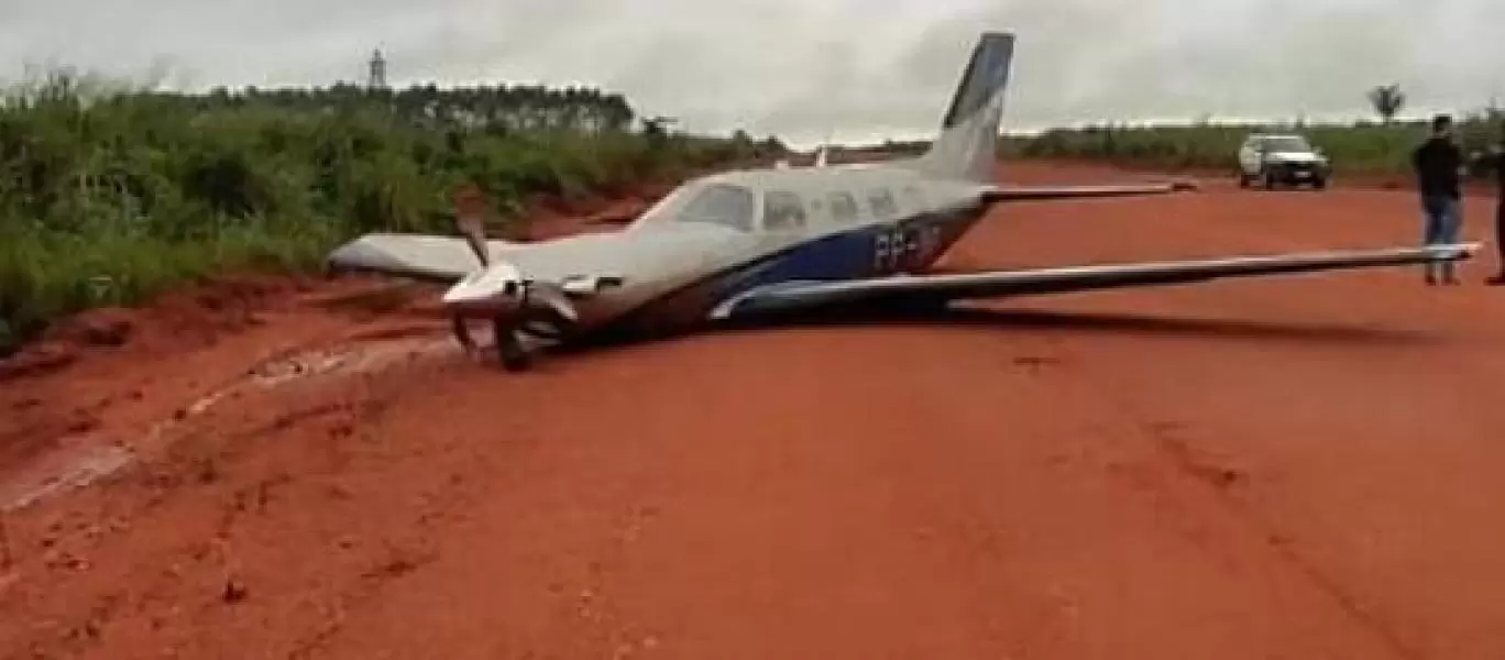  Pouso forçado deixa avião destruído após falha no motor no interior de MT