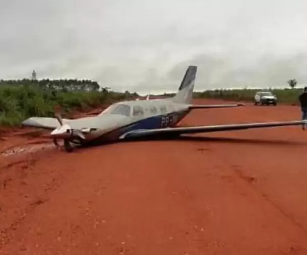  Pouso forçado deixa avião destruído após falha no motor no interior de MT