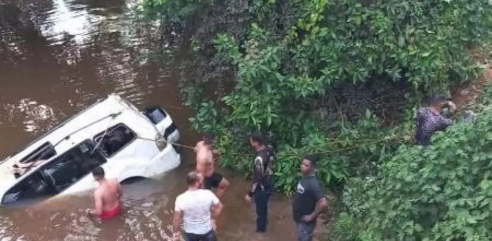 TANGARÁ DA SERRA EM LUTO - Carro de médica cai dentro de rio e cinco pessoas morrem afogadas próximo a Pimenteiras TANGARÁ DA SERRA EM LUTO - Carro de médica cai dentro de rio e cinco pessoas morrem afogadas próximo a Pimenteiras