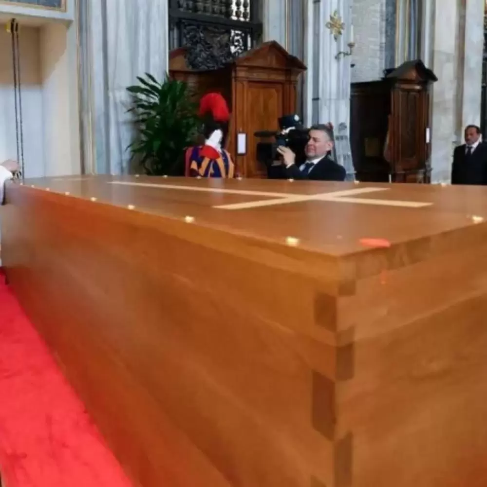  Vaticano divulga fotos da cerimônia de sepultamento do papa Francisco; veja